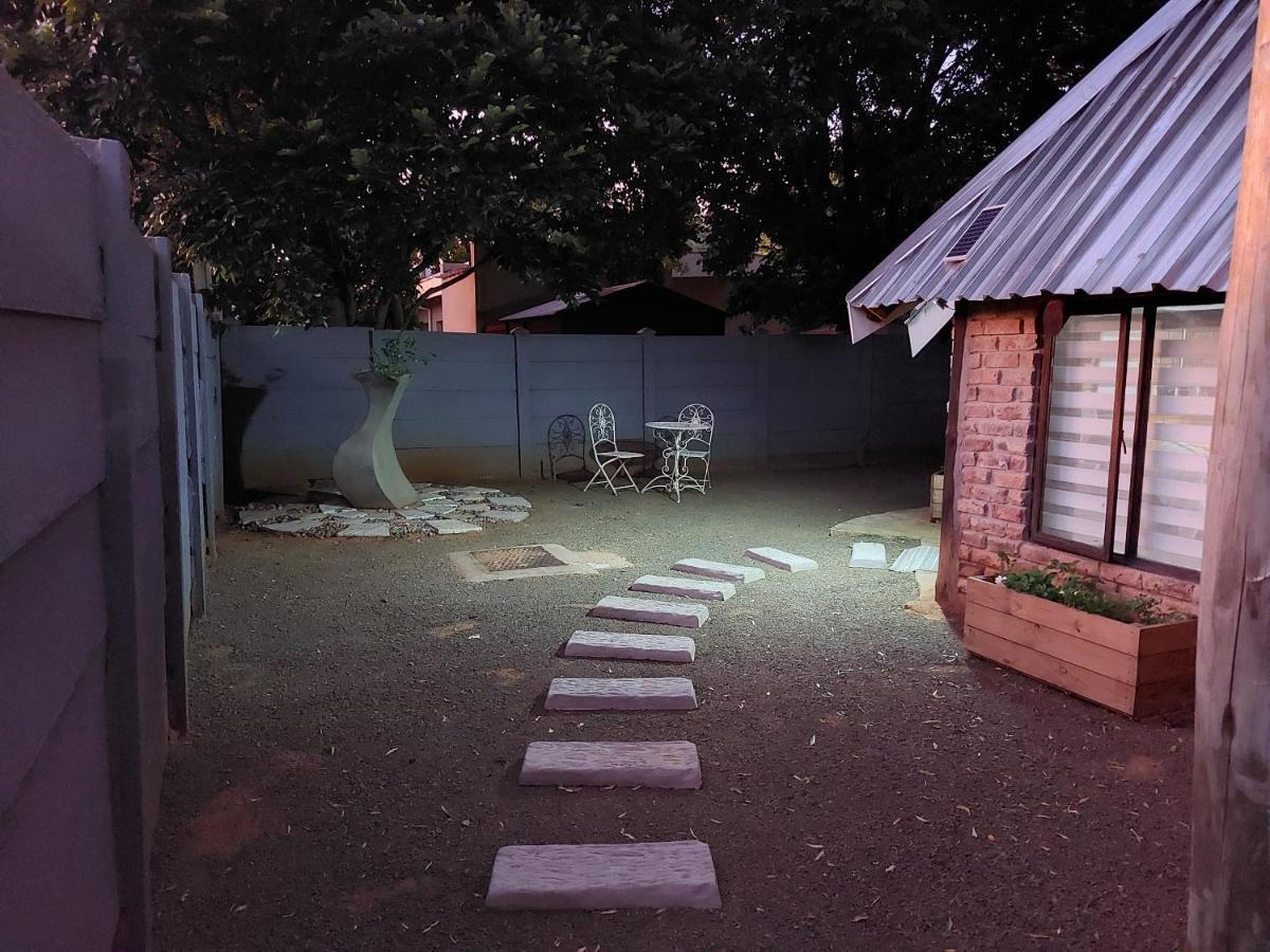 The Spare Room Cottage - Cosy And Private Bloemfontein Eksteriør billede